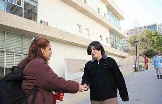 Üniversite öğrencileri kendi malzemelerini depremzedelere...