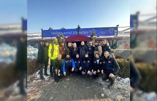 Ünlü şef Ömür Akkor’dan Elbistan’da depremzedeler...