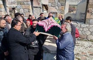 Ünlü yönetmenden annesine son öpücük