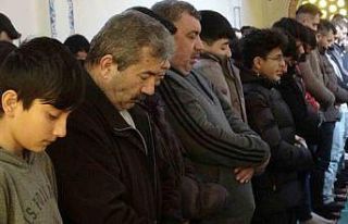 Uşak’ta binlerce vatandaş, depremde hayatını...