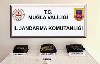 Uyuşturucu paketini alırken yakalandı