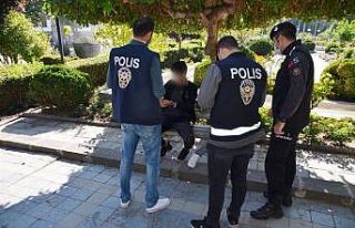 Üzerinden çok sayıda kimlik ve telefon çıktı