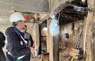 Uzmanlar deprem alanında hasar tespit çalışmalarını...