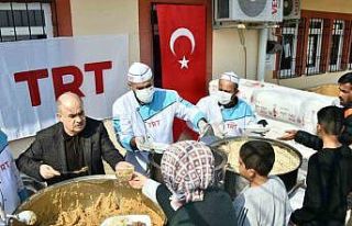 Vali Dağlı, depremzedelere sıcak yemek dağıttı