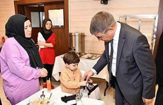 Vali depremzedelerle bir araya geldi