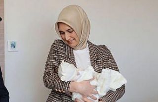 Vali doğum yapan depremzede anneleri tebrik etti