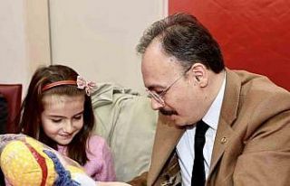 Vali Kızılkaya afetzede çocuklar ve aileleri ile...