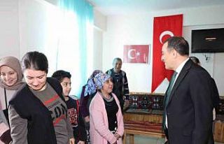 Vali Öksüz, depremzedeleri dinledi