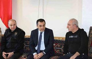 Vali Öksüz, depremzedelerle bir araya geldi