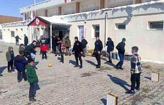 Van polisinden depremzede çocuklara moral