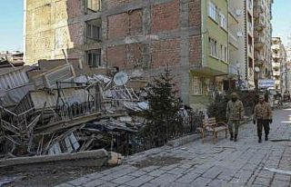 Vanlı güvenlik korucuları deprem bölgesinde nöbette