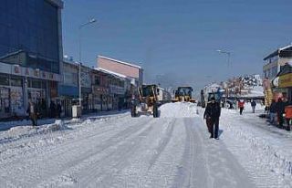 Varto’nun cadde ve sokaklarında biriken kar kütleleri...