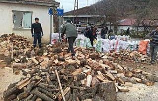 Vatandaşlar deprem bölgesine odun göndermek için...