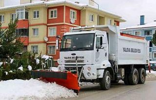 Yalova Belediyesi karla mücadele çalışmalarını...
