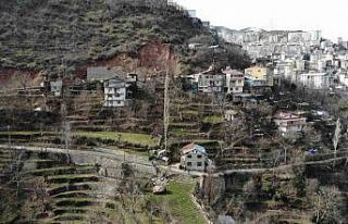 Yamaçtan kopan dev kaya iki evin arasından geçerek...