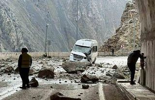 Yamaçtan kopan kayalar servis aracına isabet etti:...