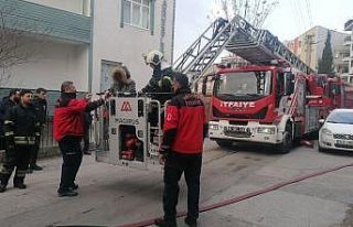 Yangında mahsur kalan özel birey itfaiye ekipleri...