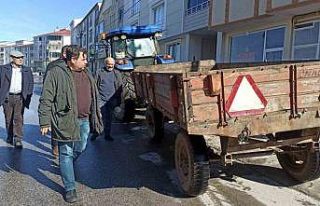 Yanlışlıkla aldığı traktör römorkunu geri...