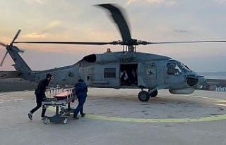 Yaralı depremzede askeri helikopterle hastaneye nakledildi