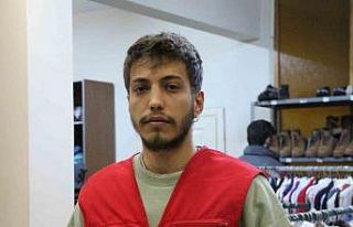 Yardım aracından bir çift mor eldiven almıştı,...