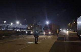 Yardım araçlarının arasına karışan tırdan...
