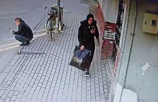 Yardım görevlisinin çantasını çalan kadın kameraya...