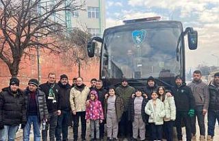 Yardım götüren Kocaelispor depremzedeleri de alarak...