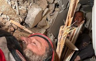 Yaşar dedeyi enkazdan ’aslansın’ diyerek çıkardılar