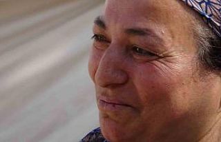 Yatalak olan kaynanasına gözü gibi bakıyor