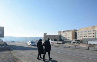 Yaya geçidi olmayan kara yolunda yayalar ölümle...