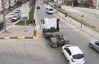 Yaya geçidinde yol vermek için duran tıra çarptı