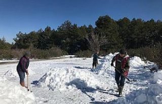 Yaylada kar gömme mesaisi