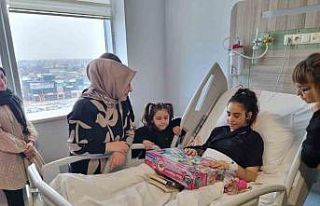 Yoğun bakımdan çıkan depremzedeye doğum günü...