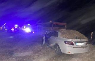 Yola düşen saman balyaları 6 kişinin yaralanmasına...