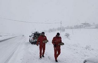 Yolda kalan sürücülere Kızılay ekipleri yetişti