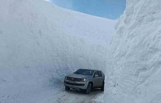 Yüksekova’da 6 metreyi geçen kar tünelleri