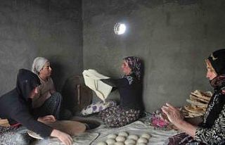 Yüksekovalı kadınlardan depremzedeler için ekmek...
