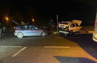 Zonguldak’ta kavşakta çarpışan iki otomobilde...