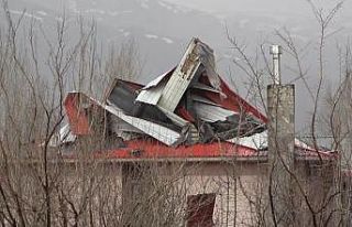 107 kilometre hıza ulaşan şiddetli fırtına çatıları...