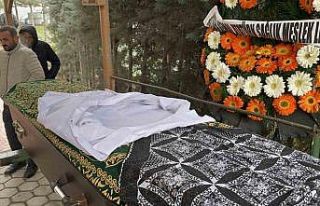 17 yaşındaki Kader, hemşire önlüğü örtülen...