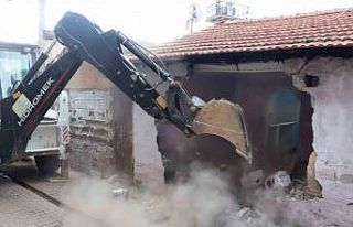1999 depreminden kalan ağır hasarlı binalar yıkılıyor