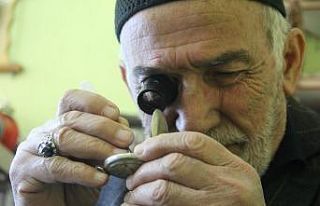 20 metrekarelik dükkânda yarım asırdır saat tamir...