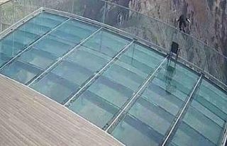 243 metre yükseklikten kendini kayalıklara bıraktı,...