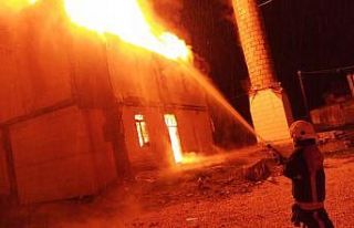 300 yıllık tarihi cami yanarak kullanılmaz hale...