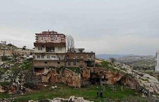 3 odalı mağaranın üzerine 3 kat bina yapıldı