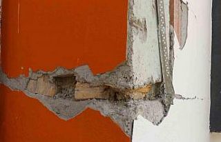 4 yıllık binanın kolon ve kiriş aralarında tahta...