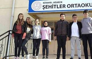 6 ortaokul öğrencisi depremzedeler için seferber...