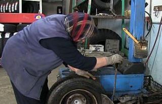 83 yaşındaki Vesile Teyze ’Oto Lastik Tamirciliği’...