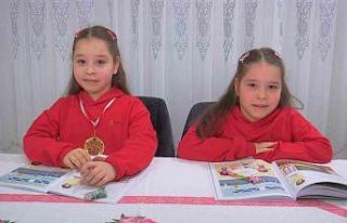 8 yaşındaki şampiyon ikizler matematikte dünyayı...