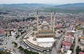 Abdülhamid Han Camii’nde teravih namazları çadırda...